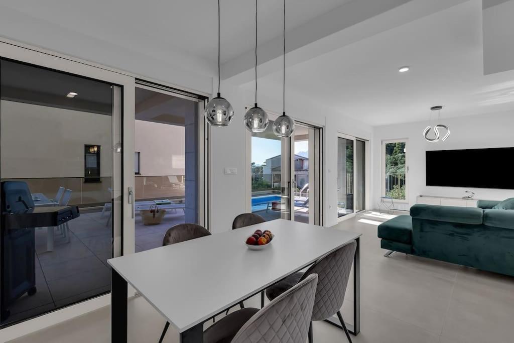 Apartman Delux With Private Pool - Makarska Exklusiv Tučepi Exteriér fotografie
